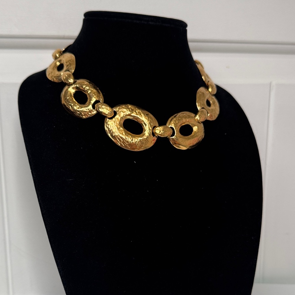 Elegant gold tone necklace bold statement